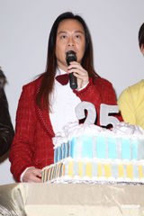 组图：草蜢团员蔡一智庆生 期待跟舞王罗志祥合作