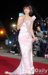 组图：申素律亮相大钟红毯 单肩粉裙俏丽秀美背