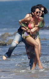 组图：哈利-贝瑞携女儿海边度假 遭偷袭险走光