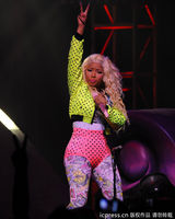 组图：麻辣鸡个唱粉丝强行上台 与保镖激烈扭打