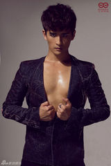 组图：至上励合张远真空上阵演绎神秘性感