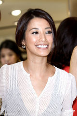 组图：侯佩岑黑色薄纱装证未孕 端庄大方秀香肩