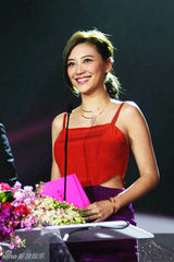 姚晨露背装秀性感 范冰冰否认收婚戒称自备(图)