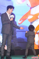 组图：林志颖父子亮相上海 kimi活泼不受控