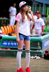 组图：After school两成员棒球赛开球英姿飒爽