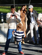 高清组图：杰西卡-阿尔芭街拍 披肩毛衣配长裙