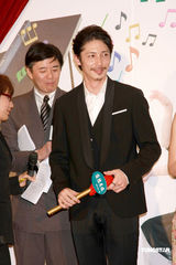 幻灯图：玉木宏香港宣传新电影 上野树里送朱古力 