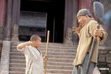 高清图：《新少林寺》刘德华成龙和小演员合影曝光