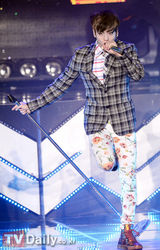 组图：韩团SHINee新专辑回归首唱疯狂火爆