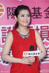 组图：Selina助力颜损慈善活动 老公力挺爱相随