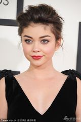 组图：摩登家庭童星萨拉亮相格莱美成熟妩媚