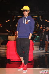 组图：曾志伟主持金曲颁奖礼 林峰拒透露身价