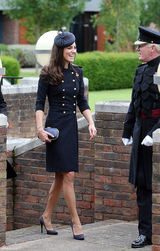 高清组图：英国王妃凯特-米尔顿军旅风装扮现身