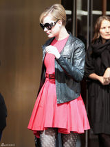 高清组图：埃文-雷切尔-伍德街拍 皮衣配红裙