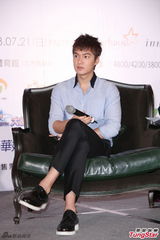 组图：李敏镐穿衬衫帅气亮相 台上憨笑吐舌卖萌