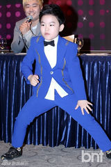 组图：小版PSY黄珉宇新碟首唱 鸟叔范儿十足