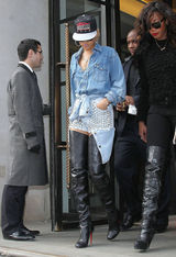 高清组图：蕾哈娜伦敦街拍牛仔短裤搭配高筒靴