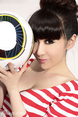 幻灯图：世界杯足球宝贝戴雪儿 上演性感功夫足球