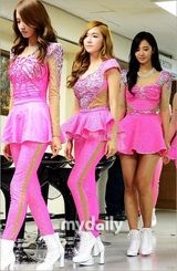 组图：少女时代开唱 变粉红女郎镂空装小露性感