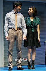 幻灯图：文根英参加舞台剧出道作《Closer》发布会