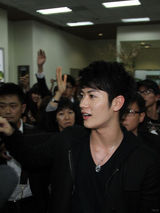 组图：三浦春马访台粉丝接机 宣传新片玩睫毛夹牙签