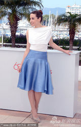 组图：女星埃尔塔着短裙起舞宛如梦露几近走光