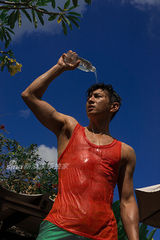 组图：吴奇隆岛国私游裸半身上演湿身诱惑