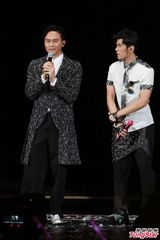 组图：周杰伦开个唱大秀人鱼线 张智霖同台助阵