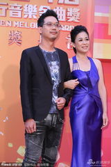 组图：以 莉 高 露 紫色礼服迷人 挽臂陈冠宇亮相