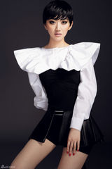 组图：景甜登《费加罗》封面 短发爽朗利落