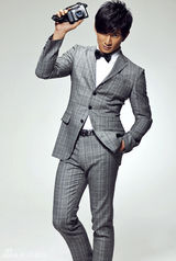 高清图：吴奇隆型男戴领结 打造另类黑色幽默