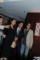 高清图：陈浩民发布会鞠躬痛哭 妻子挺大肚现场落泪