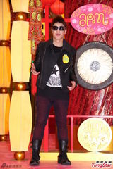 组图：潘玮柏亮相香港签唱会 又唱又跳high翻场