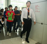 高清组图：李宇春做客聊新专辑 穿红T恤表情丰富