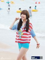 组图：韩团9Muses海边取景录节目清新装扮惹人爱