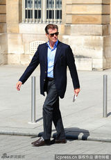 组图：老邦德西装革履漫步街头 神采奕奕帅气依旧