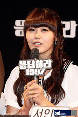 组图：韩新老偶像歌手齐聚《回应吧1997》发布会