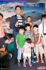 组图：张智霖亮相《冲2》庆功会 吴卓羲显老相