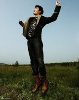 组图：冯绍峰登杂志封面 秋装造型变身机车型男