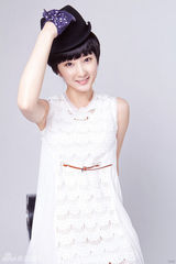 组图：程媛媛百搭风写真 时尚短发显俏皮可爱