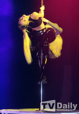 组图：性感女团AfterSchool回归秀高难度钢管舞