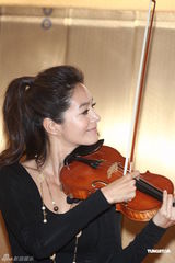 组图：台湾主持人Janet将开音乐会 发布会秀琴艺