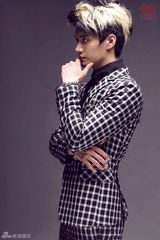 组图：至上励合金恩圣演绎经典棋盘格显潮范