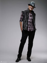 高清组图：王斑休闲写真 初冬酷男人偶露顽皮