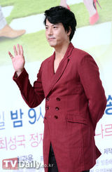 组图：韩星金正恩新剧发布险被吻 韩彩雅低胸性感