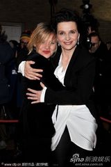 组图：《她们》柏林首映朱丽叶-比诺什热拥搭档