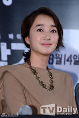 组图：张赫秀爱挽手出席韩片《流感》发布会