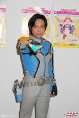 组图：吉冈毅志超人装会粉丝 否认动漫误导少年