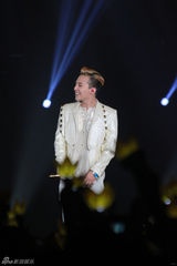 组图：GD拄拐开唱现场劲爆 个性服装抢眼