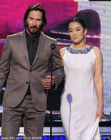 巩俐白裙女神范挽里维斯开奖 与陈哲艺热聊(图)